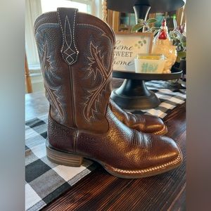 Mens size 9.5 Ariat Quick Draw Cowboy Boots